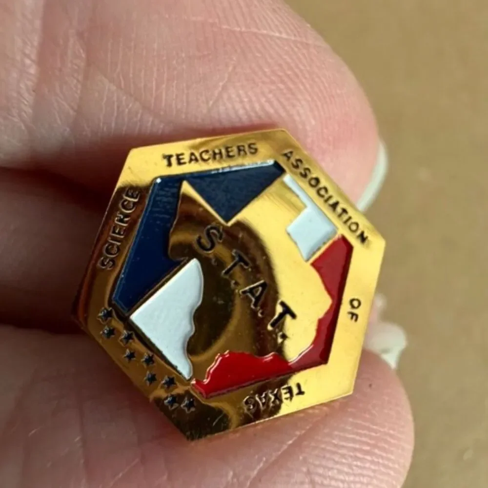 Vtg. gold tone texas science teachers association S.T.A.T. enamel lapel pin